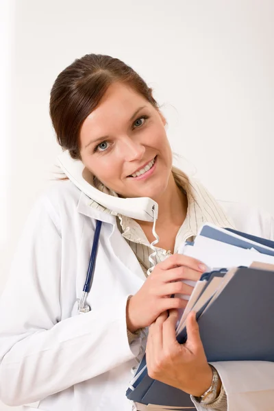 Médica ao telefone com ficha médica — Fotografia de Stock