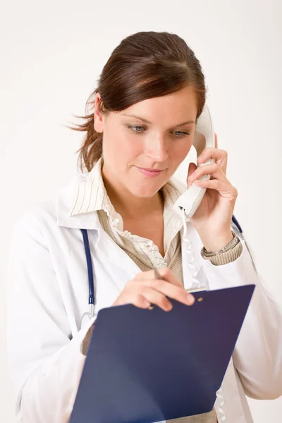 Ženský lékař na telefonu s lékařskou souboru — Stock fotografie