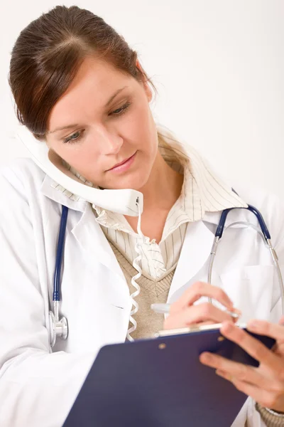 Kvinnliga läkare på telefonen med medicinska fil — Stockfoto
