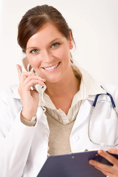 Női orvos, a telefon — Stock Fotó