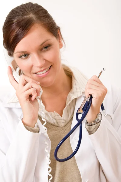 Mutlu Kadın Doktor Stetoskop Ile Telefon — Stok fotoğraf