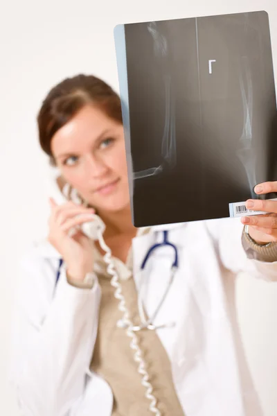 Médico Femenino Con Resultados Rayos Comprobaciones Telefónicas — Foto de Stock