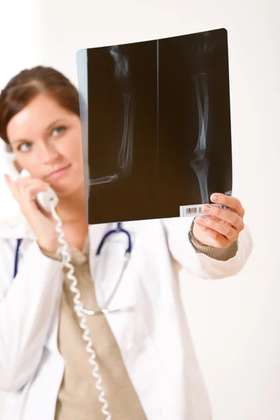 Γυναίκα γιατρός με ακτινογραφία και τηλέφωνο — Φωτογραφία Αρχείου