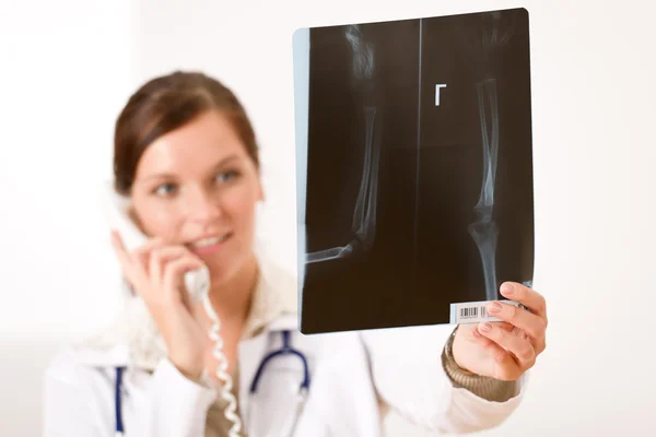 Kvinnliga Läkare Med Röntgen Och Telefonen Kontrollera Resultatet — Stockfoto