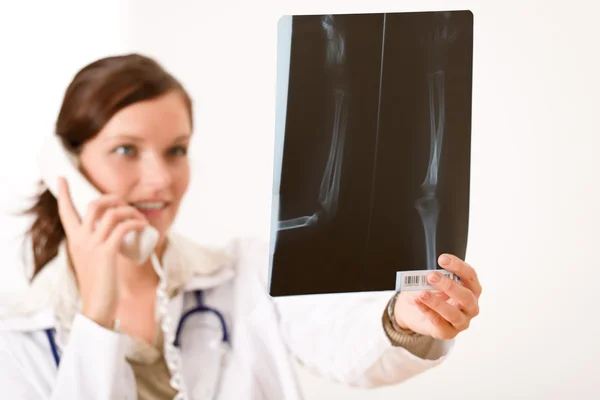 Médica com raio-x e telefone — Fotografia de Stock