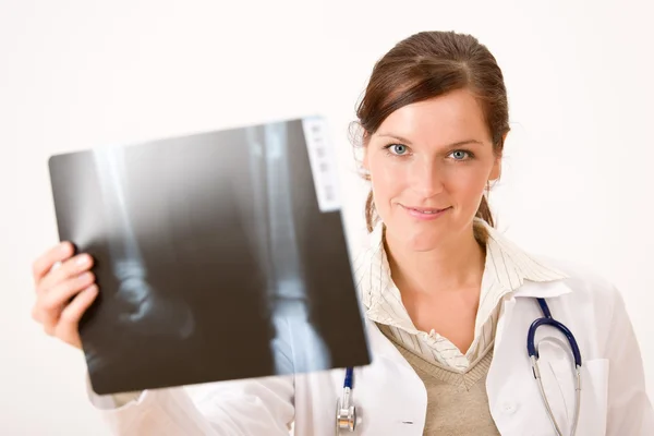 Médica feminina segurando raio-X — Fotografia de Stock