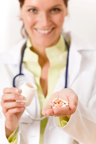 Kobieta Lekarz Stetoskop Trzymając Butelkę Tabletki Medycyna — Zdjęcie stockowe