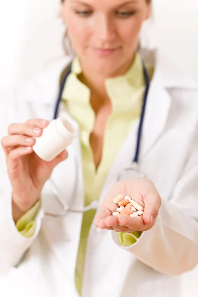 Kobieta lekarz stetoskop trzymając tabletkę — Zdjęcie stockowe