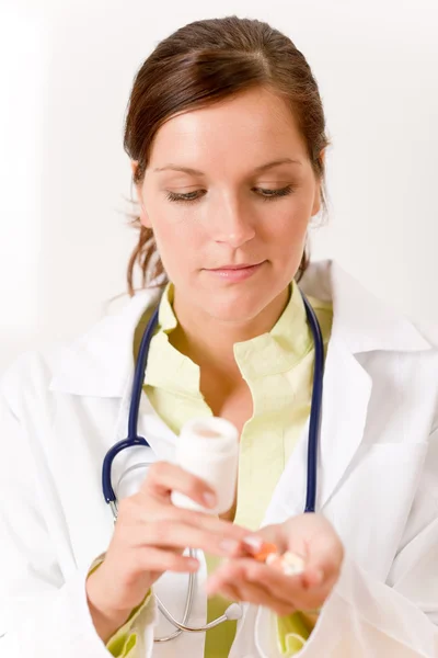 女医生用听诊器拿着平板电脑和医药瓶 — 图库照片