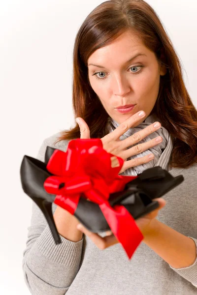 Mujer Sorprendida Sosteniendo Zapatos Regalo Con Lazo Rojo — Foto de Stock