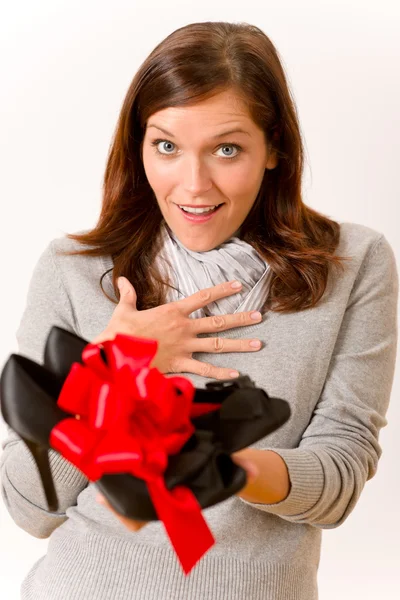 Mujer sorprendida sosteniendo zapatos de regalo — Foto de Stock