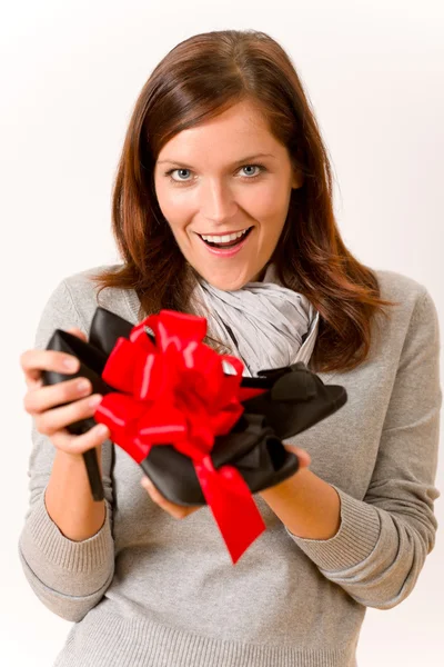 Mulher surpresa segurando sapatos presentes — Fotografia de Stock