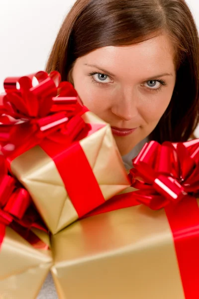 Glad kvinna håller julklappar — Stockfoto