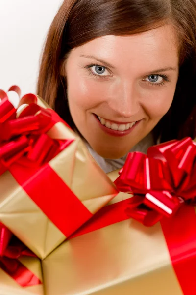 Glückliche Frau Hält Weihnachtsgeschenke Auf Weißem Hintergrund — Stockfoto