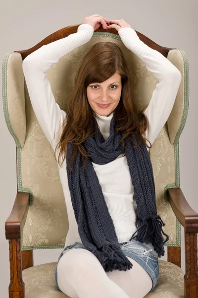 Hiszpanin Modelka Pozowanie Antyczny Fotel — Zdjęcie stockowe