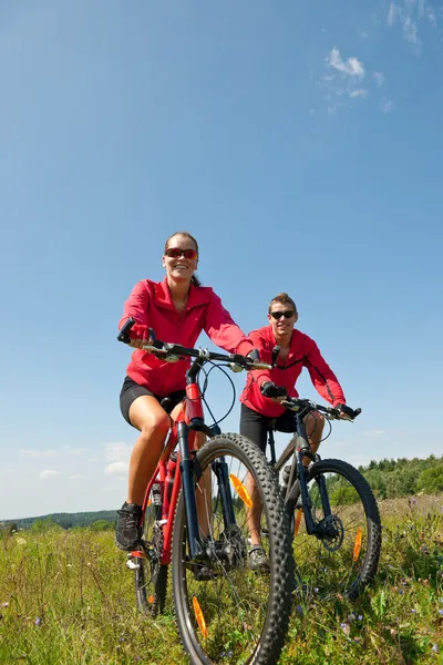 Young Couple Riding Mountain Bike Spring Meadow Sunny Day — Stock Photo, Image