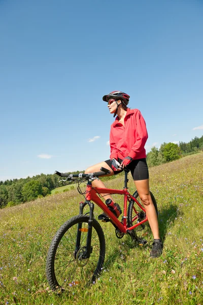 Mujer Joven Con Bicicleta Montaña Naturaleza Primavera Día Soleado —  Fotos de Stock