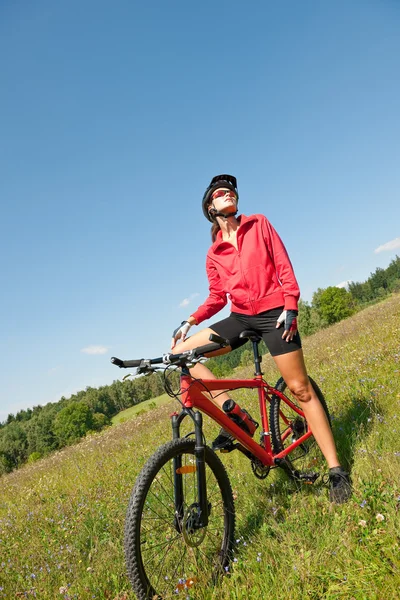 Молодая женщина с горным велосипедом весной природа — стоковое фото