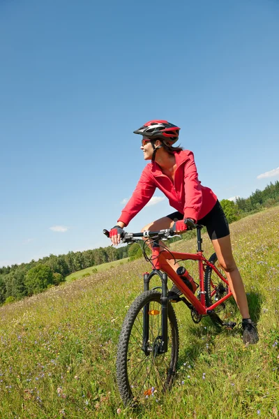 Jovem Mulher Com Bicicleta Montanha Natureza Primavera Dia Ensolarado — Fotografia de Stock