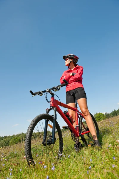 Mujer Joven Con Bicicleta Montaña Naturaleza Primavera Día Soleado — Foto de Stock