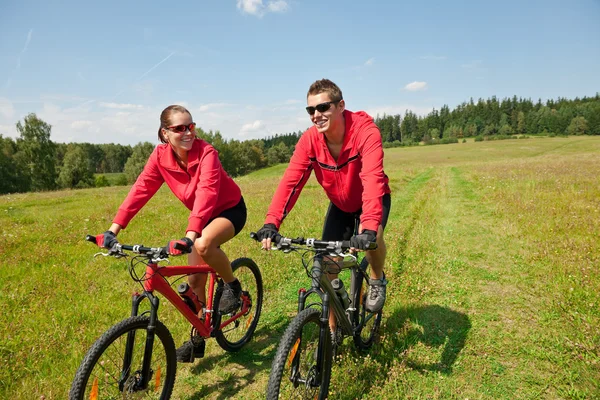 Junges Paar Beim Mountainbiken Der Frühlingswiesen Natur Sonnigem Tag — Stockfoto