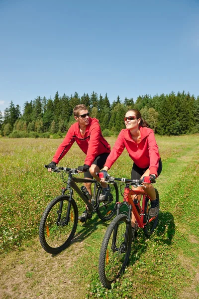 Genç Çift Sürme Dağ Bisikleti Bahar Doğa Güneşli — Stok fotoğraf