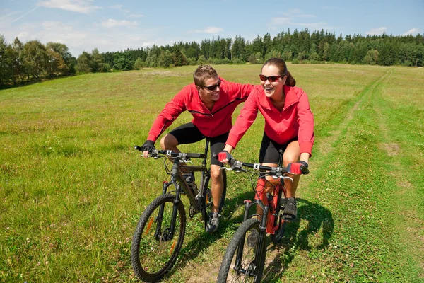Jeune Couple Vélo Montagne Printemps Prairie Nature Sur Une Journée — Photo