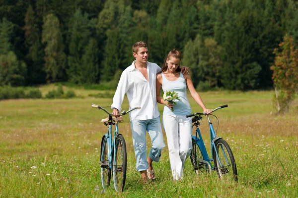 Romantyczna Para Młodych Chodzenie Stary Rower Łące Słoneczny Dzień — Zdjęcie stockowe