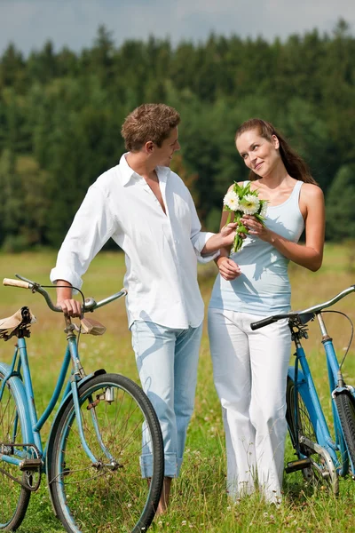 Romántica pareja joven caminando con bicicleta vieja — Foto de Stock