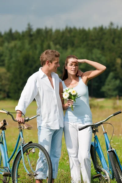 Романтическая Молодая Пара Гуляющая Старом Велосипеде Лугу Солнечный День — стоковое фото