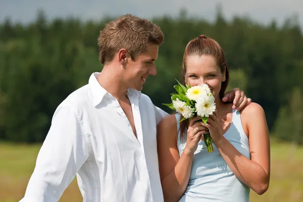 Romantiska par med blomma på våren — Stockfoto