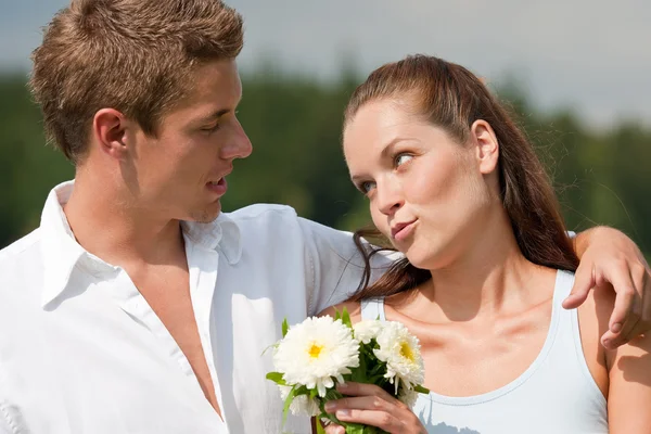 Romantisch Paar Met Bloem Lente Zonnige Dag — Stockfoto