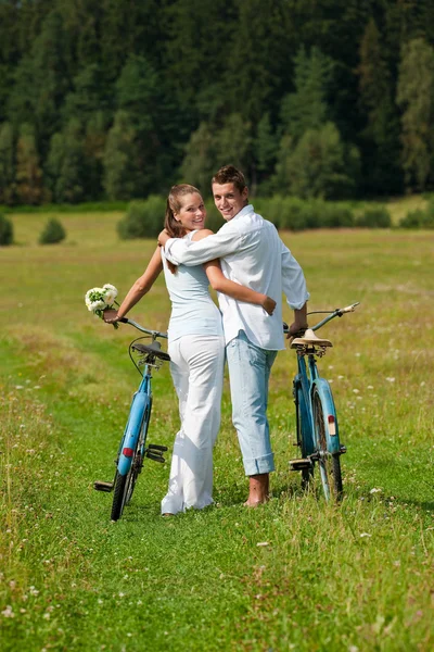 Romántica Pareja Joven Con Bicicleta Vieja Naturaleza Primavera Día Soleado — Foto de Stock