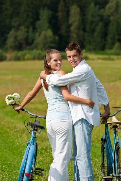 Romântico jovem casal com bicicleta velha na natureza primavera — Fotografia de Stock
