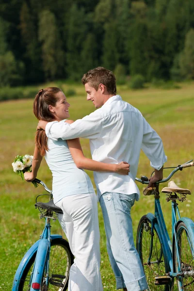 Romântico jovem casal com bicicleta velha na natureza primavera — Fotografia de Stock