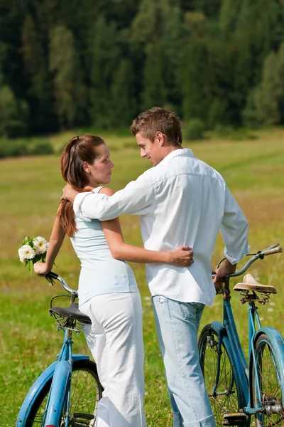 Romântico Jovem Casal Com Bicicleta Velha Natureza Primavera Dia Ensolarado — Fotografia de Stock