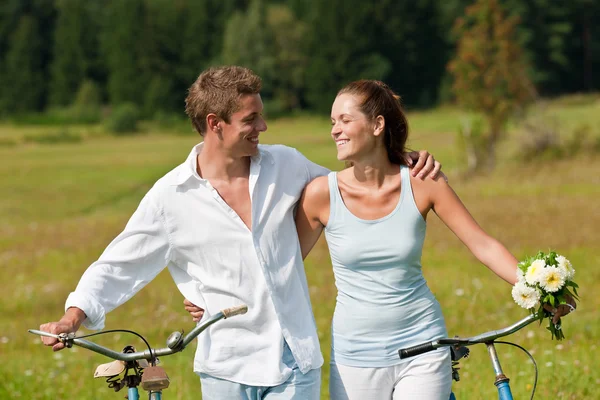 Romantiska Unga Par Med Gamla Cykel Vår Natur Solig Dag — Stockfoto