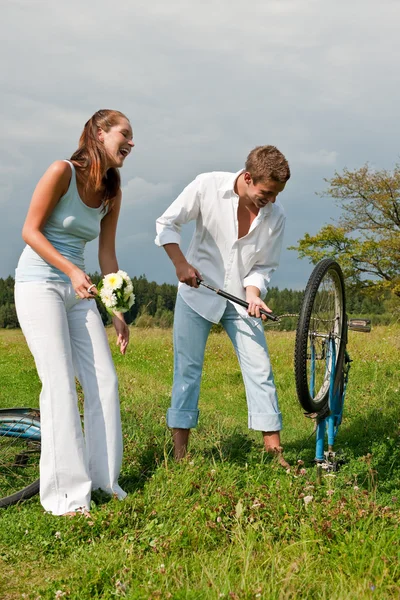 Romantyczna Para Młoda Stary Rower Przyrodzie Wiosną Słoneczny Dzień — Zdjęcie stockowe