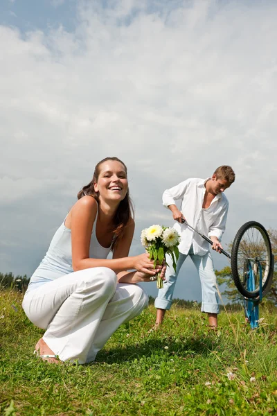 Романтична Молода Пара Старим Велосипедом Весняній Природі Сонячний День — стокове фото