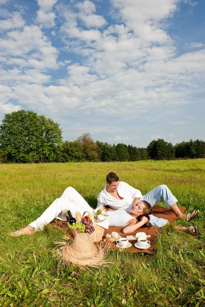 Picknick - romantiska par i vår natur — Stockfoto