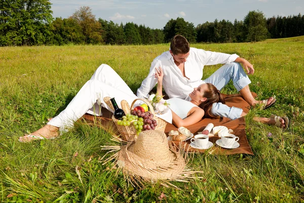 Picknick - romantisches Paar in der Frühlingsnatur — Stockfoto