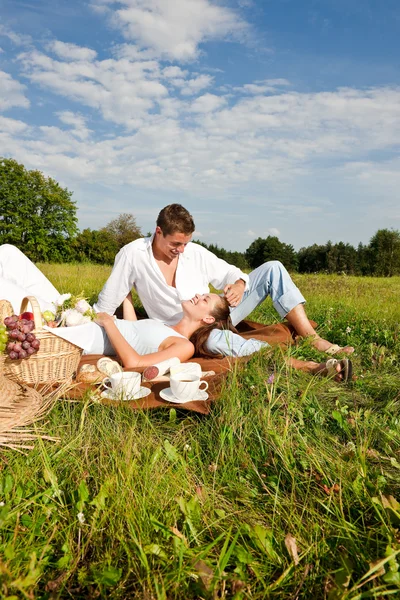Piknik Romantyczna Para Przyrodzie Wiosną Słoneczny Dzień — Zdjęcie stockowe