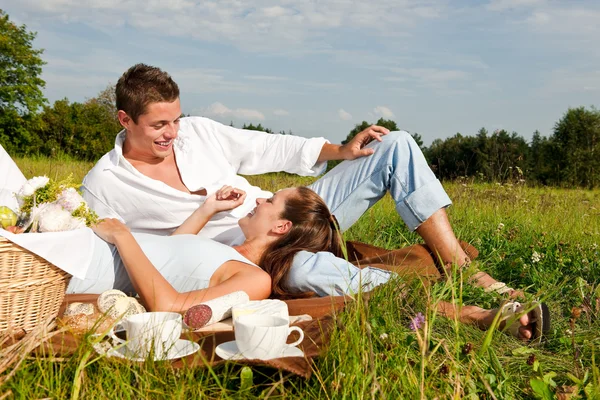 Пікнік - романтична пара у весняній природі — стокове фото