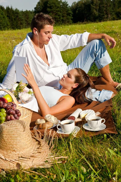Picnic - Romantic couple in spring nature — Stock Photo, Image