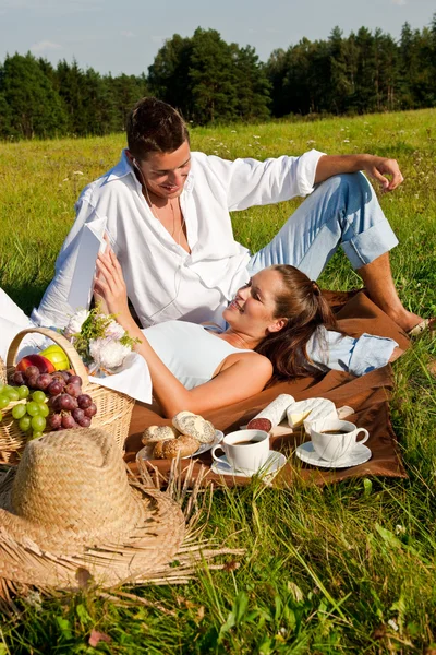 Piknik - romantikus pár a tavaszi természet — Stock Fotó