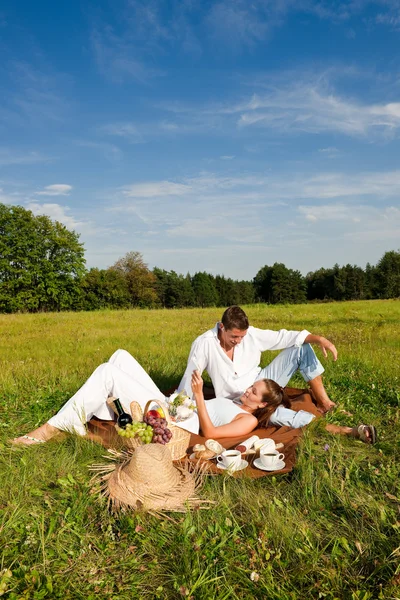 Piknik Romantický Pár Jarní Přírodě Slunečný Den — Stock fotografie