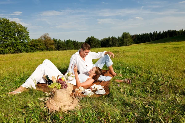 Piknik - romantyczna para w przyrodzie wiosną — Zdjęcie stockowe