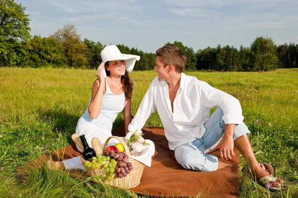 Piknik - romantický pár v jarní přírodě — Stock fotografie