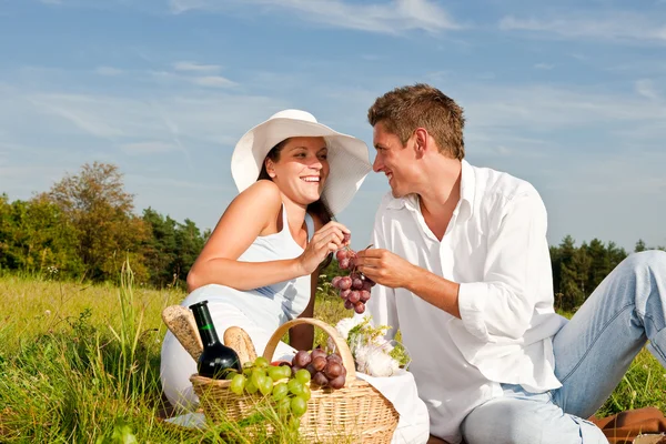Piknik - romantický pár v jarní přírodě — Stock fotografie
