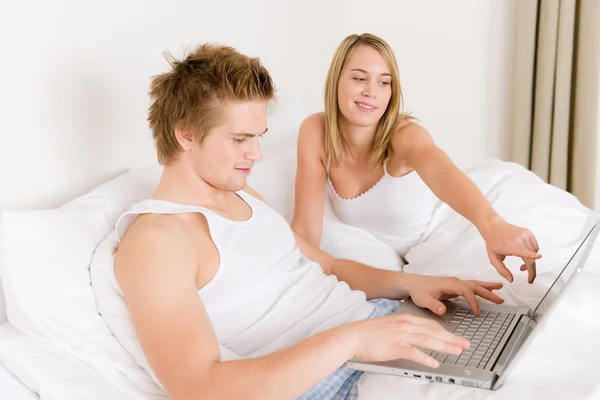 Hálószoba - fiatal pár-val laptop — Stock Fotó